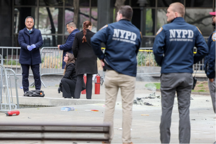 ნიუ-იორკში, სასამართლოს შენობასთან, სადაც დონალდ ტრამპის პროცესი მიმდინარეობს, მამაკაცმა თავი დაიწვა