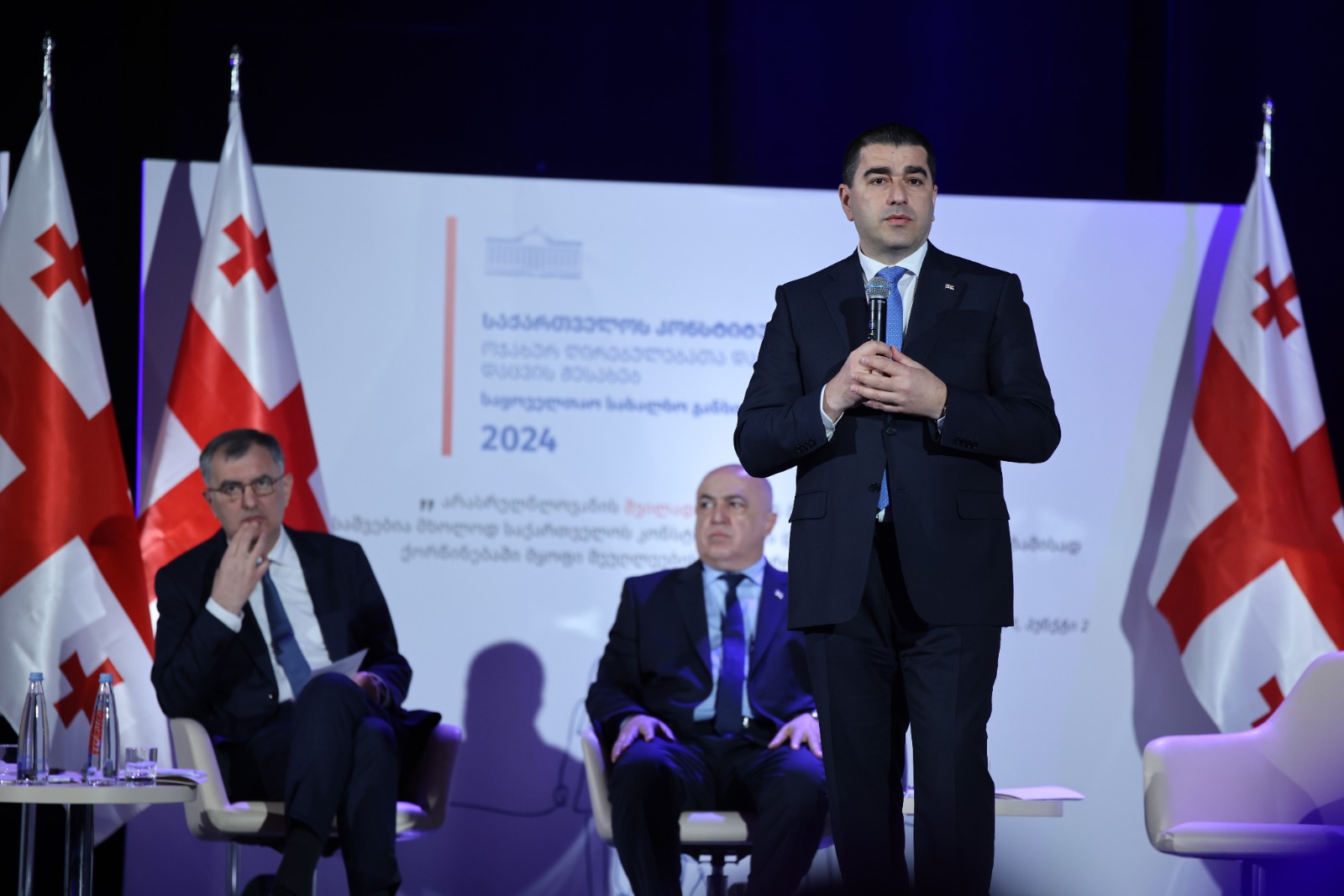 ქუთაისში „ოჯახურ ღირებულებათა და არასრულწლოვანთა დაცვის შესახებ“ საკონსტიტუციო ცვლილებების საყოველთაო-სახალხო განხილვა მიმდინარეობს