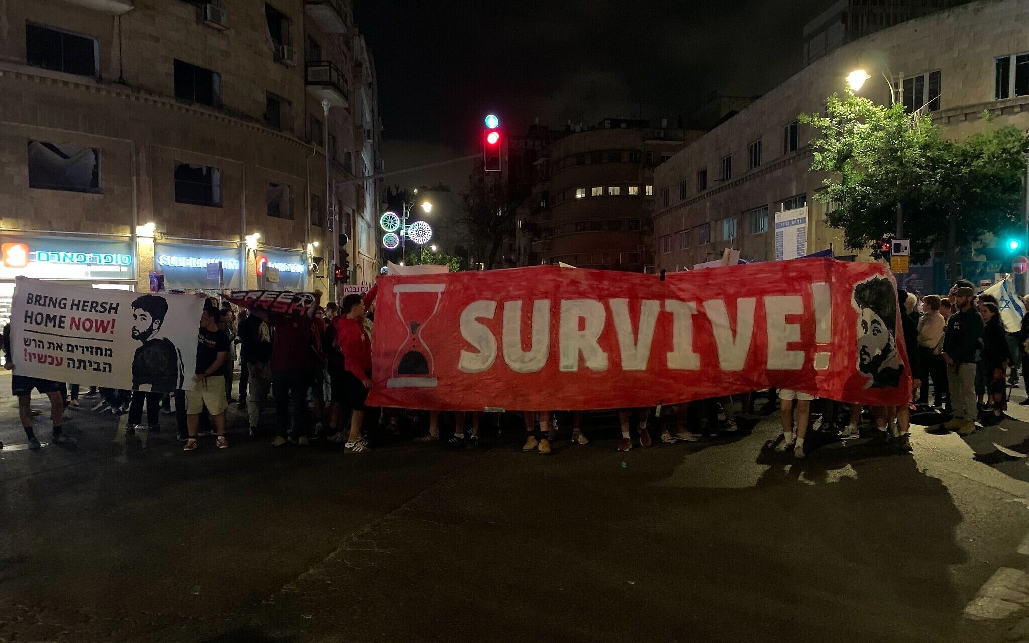 თელ ავივსა და იერუსალიმში „ჰამასის“ მიერ აყვანილი მძევლების გასათავისუფლებლად ცეცხლის შეწყვეტის შეთანხმების მოთხოვნით ათასობით ადამიანი გამოვიდა