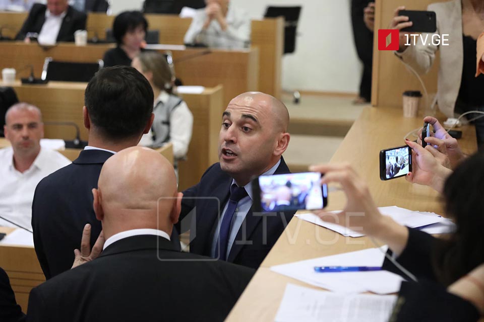 პარლამენტის იურიდიულ საკითხთა კომიტეტის სხდომა ხმაურის ფონზე მიმდინარეობს