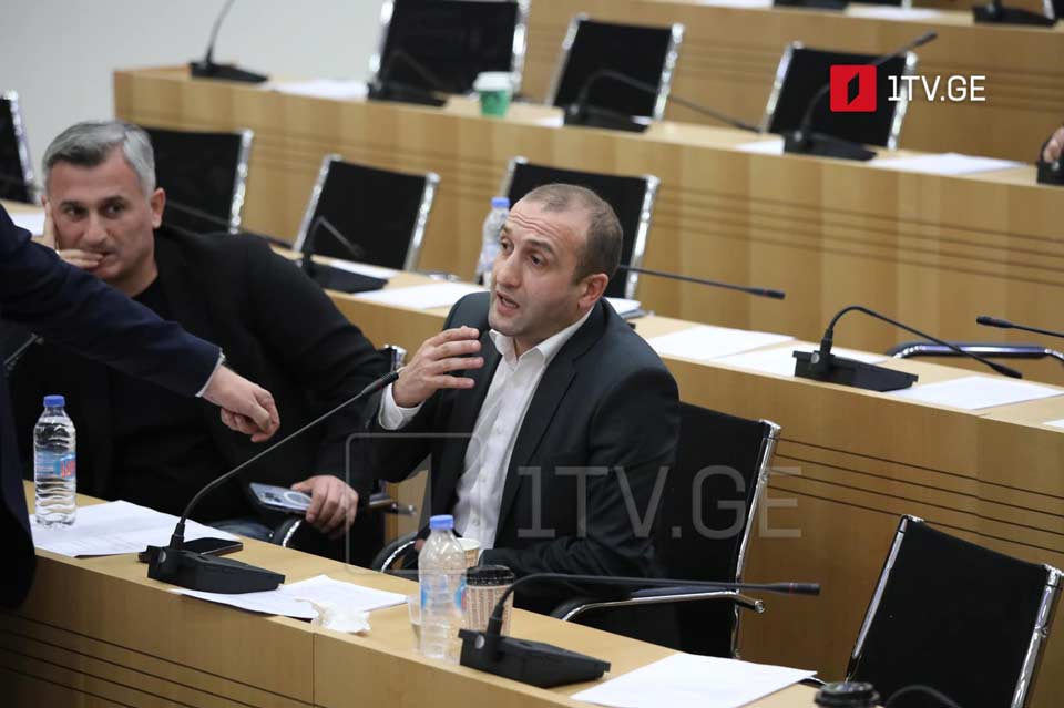 იურიდიულ საკითხთა კომიტეტის სხდომა ოპოზიციონერმა დეპუტატებმა, იაგო ხვიჩიამ და გიორგი გოდაბრელიძემ პროტესტის ნიშნად დატოვეს