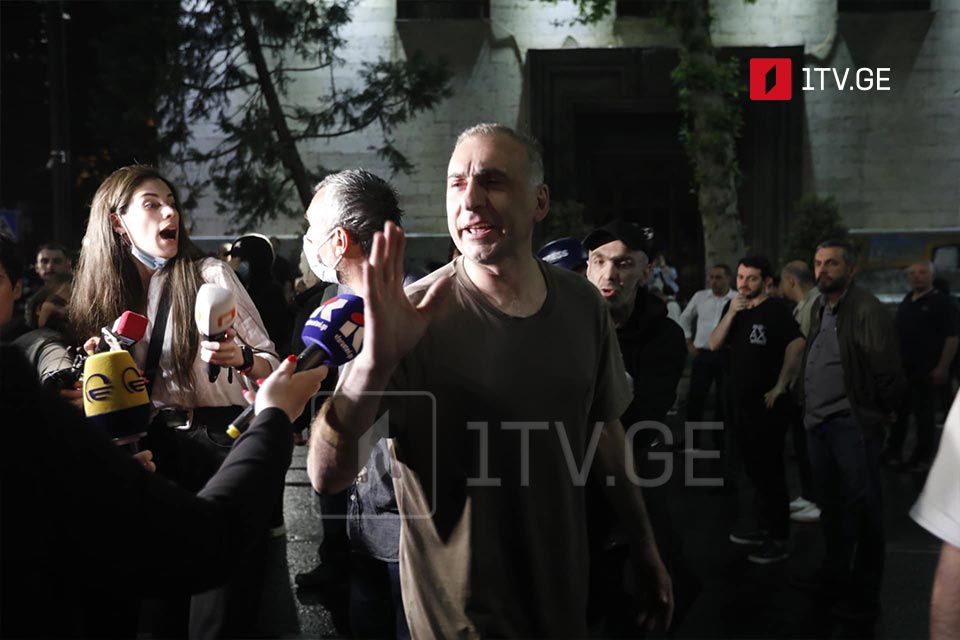 აქციაზე მისული ალეკო ელისაშვილი სამართალდამცველებმა ტერიტორიიდან გაიყვანეს [ვიდეო]