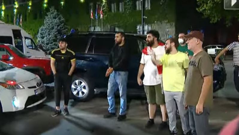 აქციის მონაწილეთა ნაწილმა იუსტიციის სახლთან გადაინაცვლა, ისინი გამვლელ ავტომობილებს გადაადგილებაში ხელს უშლიან [ვიდეო]