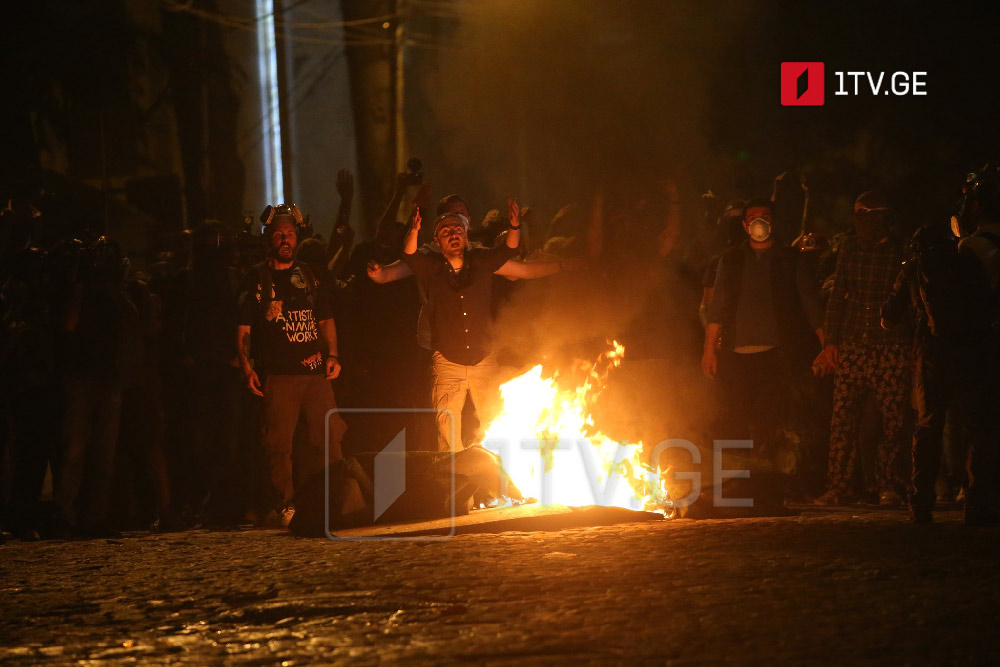 პარლამენტის მიმდებარე ტერიტორიაზე აქციის მონაწილეებმა სამშენებლო ღობეები მოხსნეს და ცეცხლი წაუკიდეს [ფოტო, ვიდეო]