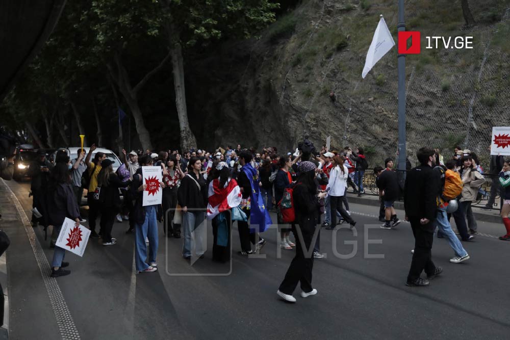 აქციის მონაწილეებმა გმირთა მოედანზე რამდენიმე მიმართულებით საავტომობილო გზა გადაკეტეს