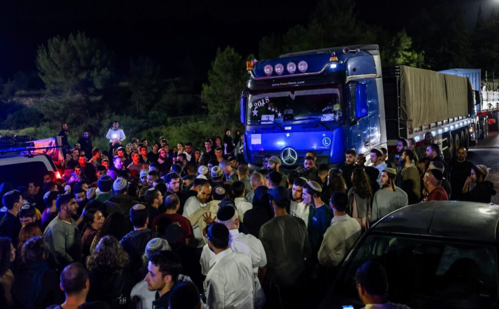 ისრაელის მედიის ცნობით, პოლიციამ ექვსი ისრაელელი დააკავა, რომლებიც სხვა დემონსტრანტებთან ერთად, ღაზაში მიმავალი ჰუმანიტარული ტვირთის შეჩერებას ცდილობდნენ