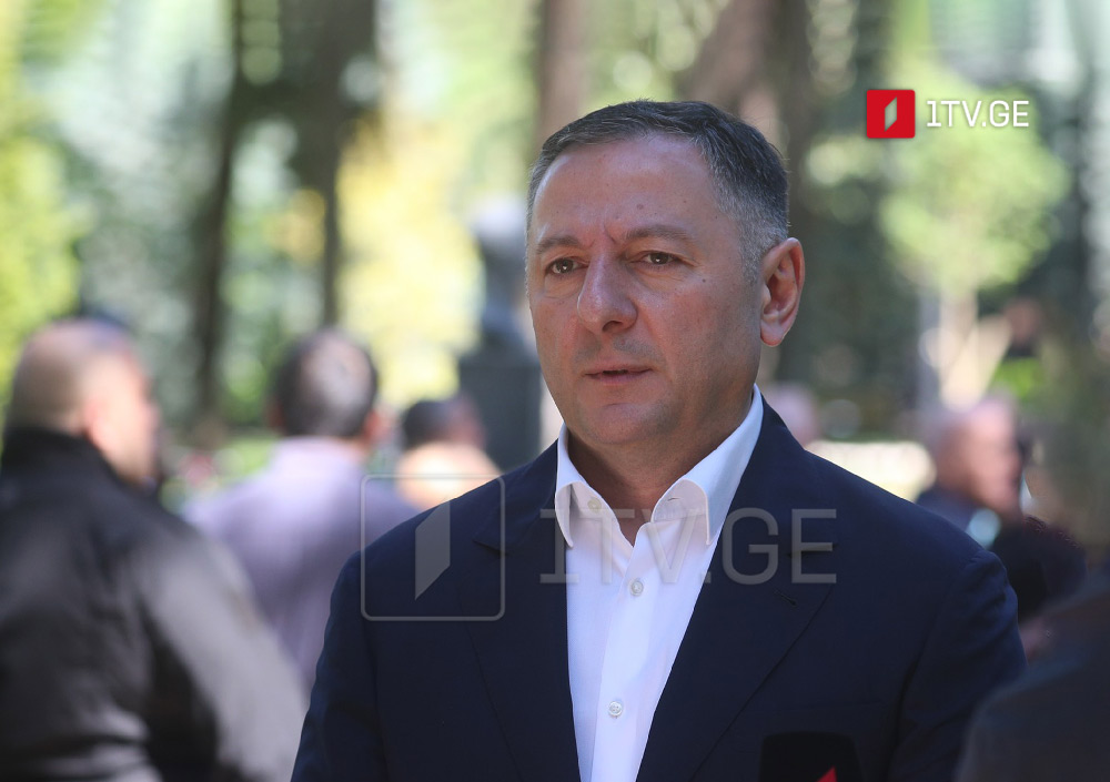 ვახტანგ გომელაურმა „მთავარი არხის“ ჟურნალისტს მიმართა - გუშინ გამოაცხადეთ, 17 გრადუსია, მზეაო, ასევე კოლონა მოდისო და 400 კაცი იდგა რუსთაველზე, სირცხვილია უბრალოდ, ისეთ რაღაცებს აცხადებთ