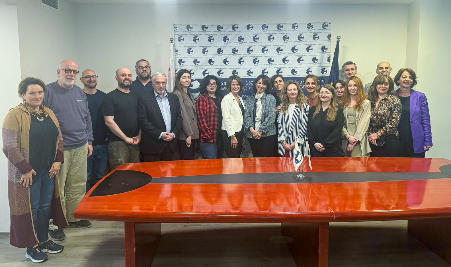 რობინ დანიგანი „საერთაშორისო გამჭვირვალობა - საქართველოს“ წარმომადგენლებს შეხვდა