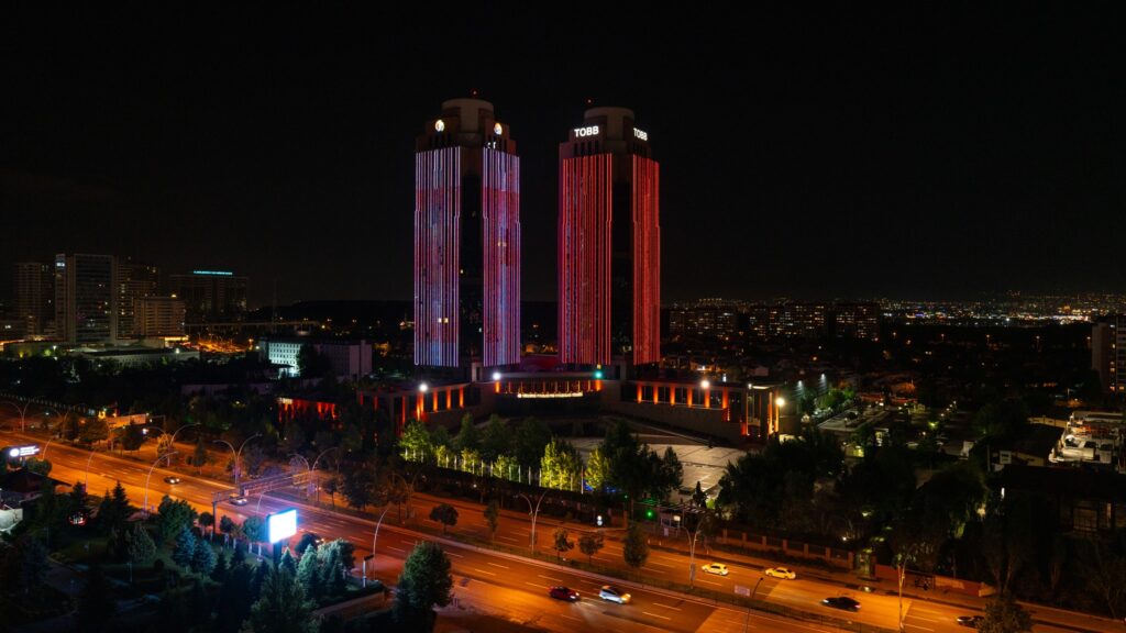 ქალაქ ანკარის ერთ-ერთი სიმბოლო, „ტყუპებად“ წოდებული თურქეთის პალატებისა და ბირჟების გაერთიანების TOBB შენობა საქართველოს დროშის ფერებით განათდა