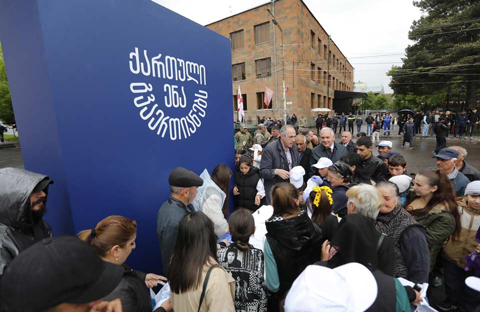 სახელმწიფო მინისტრის მოადგილე შოთა რეხვიაშვილმა ახალქალაქის ცენტრალურ მოედანზე შეკრებილ მოსახლეობას საქართველოს დამოუკიდებლობის დღე მიულოცა