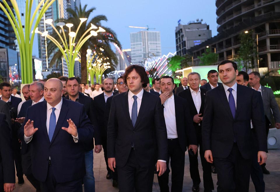 ირაკლი კობახიძემ ბათუმის ახლად რეაბილიტირებული „გმირთა ხეივანი“ დაათვალიერა