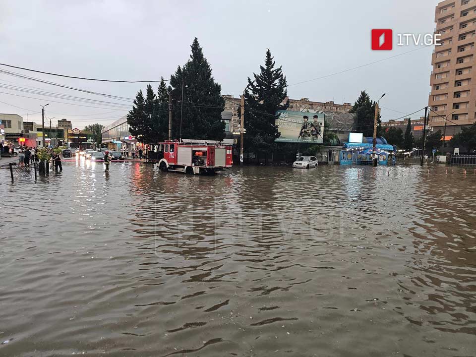 რუსთავში ძლიერი წვიმის შედეგად რამდენიმე ქუჩა დაიტბორა [ფოტო, ვიდეო]
