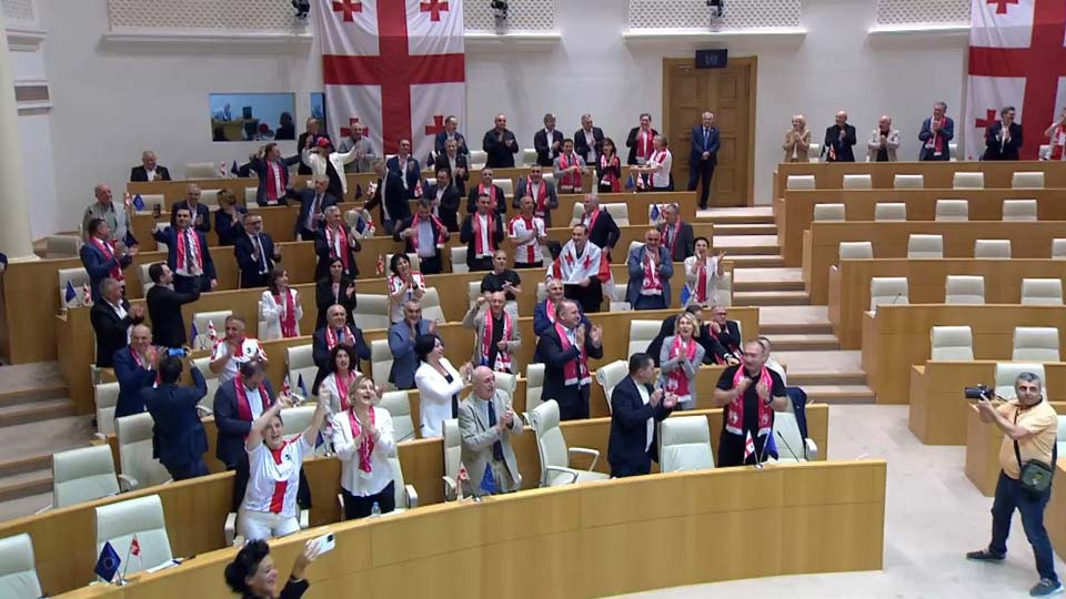 პარლამენტის დღევანდელი სხდომა ეროვნული ნაკრების გამარჯვების აღნიშვნით დაიწყო [ვიდეო]