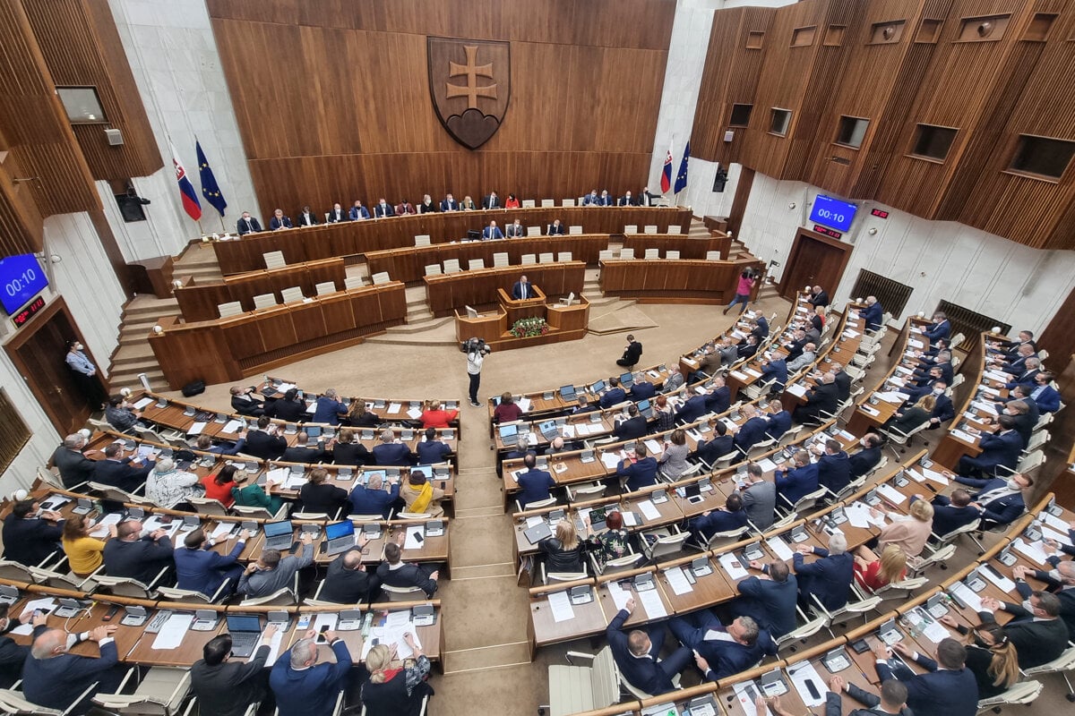 სლოვაკეთის პარლამენტმა დაამტკიცა საკანონმდებლო პაკეტი, რომელიც პოლიტიკოსებისა და სხვა პირების დაცვას გააძლიერებს, ხელისუფლებას პოლიტიკოსების სახლებთან აქციების აკრძალვის უფლება ექნება 