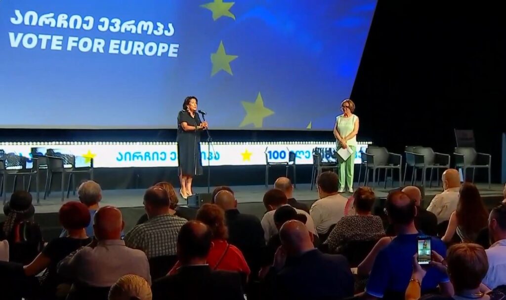 სხვადასხვა სფეროს წარმომადგენლებმა მოძრაობა „აირჩიე ევროპა“ დააფუძნეს, მათ სიტყვით მიმართა სალომე ზურაბიშვილმა