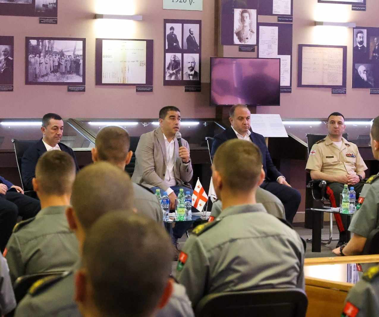 შალვა პაპუაშვილი თავდაცვის მინისტრთან, ირაკლი ჩიქოვანთან ერთად საქართველოს ეროვნულ თავდაცვის აკადემიაში იმყოფებოდა