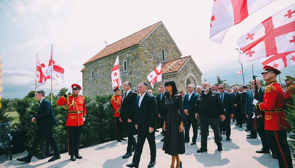 ვახტანგ გომელაურმა შინდისის გმირთა ხსოვნას პატივი მიაგო და საფლავი გვირგვინით შეამკო