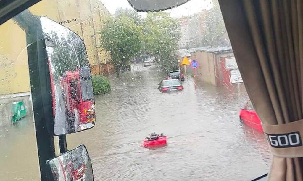 პოლონეთის რამდენიმე ქალაქში წყალდიდობის შედეგად დაიტბორა სახლები, ქუჩები, მთავარ ავტომაგისტრალებზე მოძრაობა დროებით შეზღუდულია