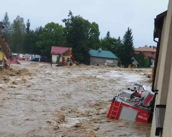 პოლონეთში ძლიერმა წყალდიდობამ კაშხალი დააზიანა, რის გამოც ქალაქი სტრონე-შლესკი დაიტბორა