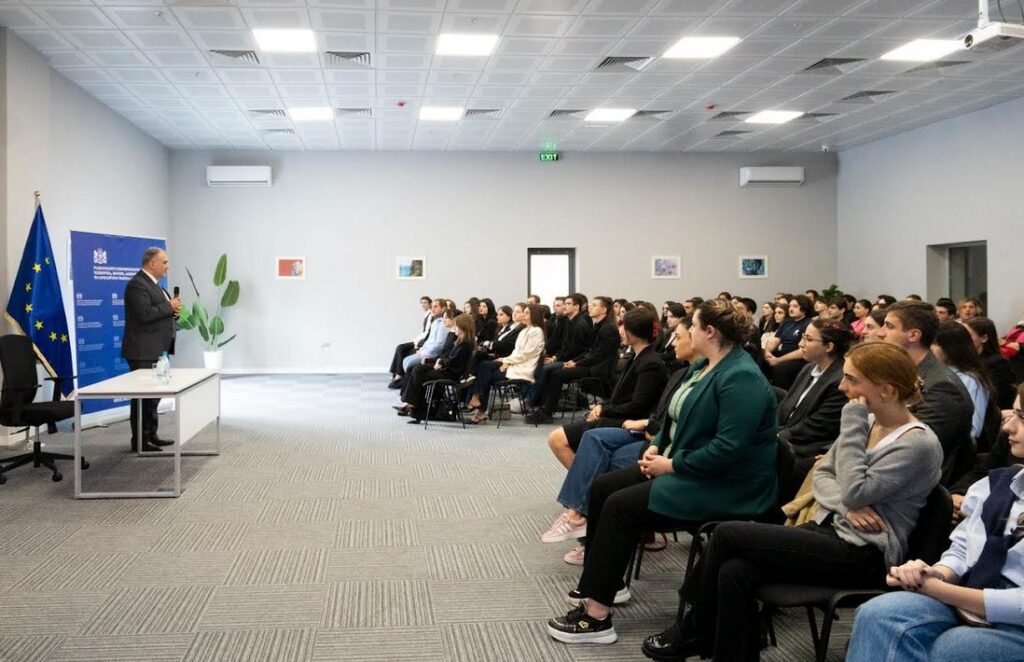 მიხეილ სარჯველაძე ჯანდაცვის სამინისტროს სისტემაში დასაქმებულ სტაჟიორებს შეხვდა