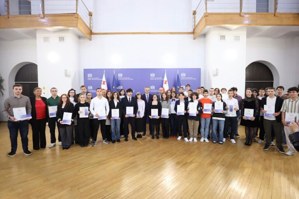 ალექსანდრე წულაძემ ეროვნული სასწავლო ოლიმპიადის გამარჯვებულები დააჯილდოვა