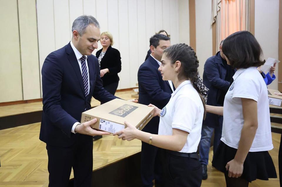 ალექსანდრე წულაძემ სამტრედიის მუნიციპალიტეტის წარჩინებული მოსწავლეები დააჯილდოვა