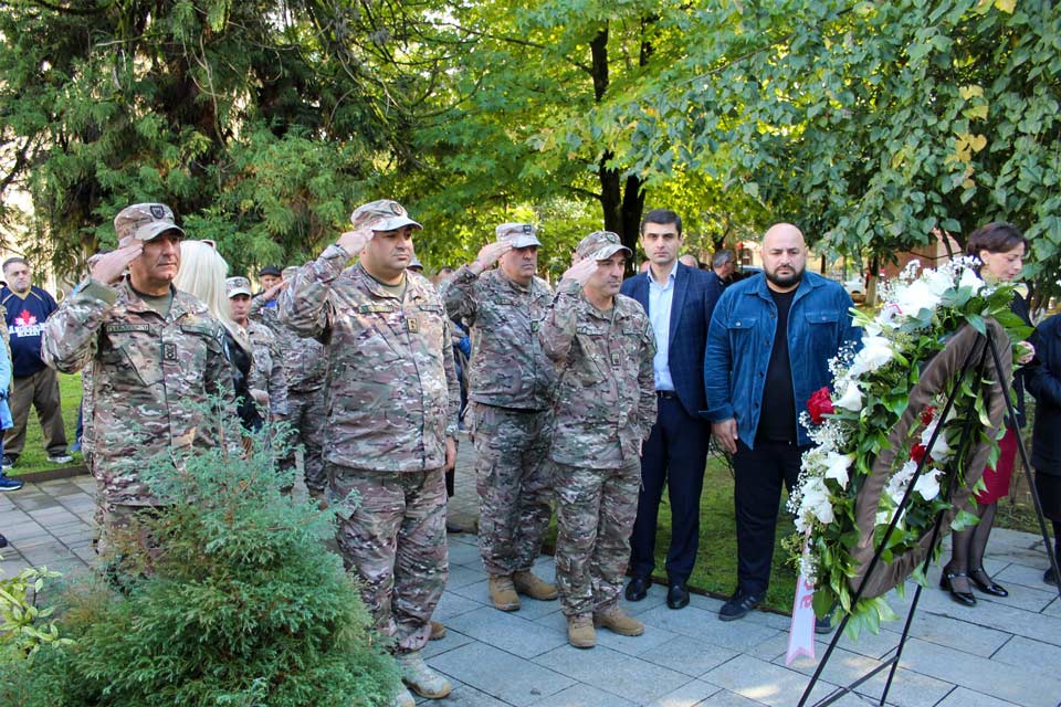 საქართველოს თავდაცვის ძალების სამხედრო მოსამსახურეებმა ეროვნული გმირის, კაპრალ ზაზა დამენიას ხსოვნას პატივი მიაგეს