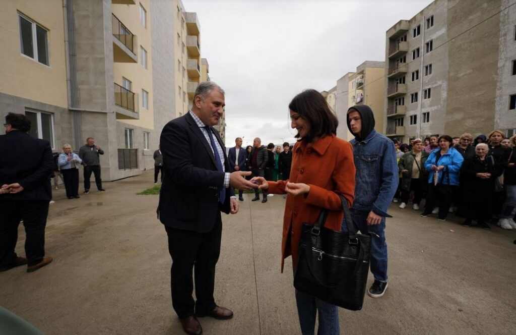 მიხეილ სარჯველაძემ 65 დევნილ ოჯახს თანამედროვე სტანდარტების ახალაშენებული, გარემონტებული ბინები გადასცა