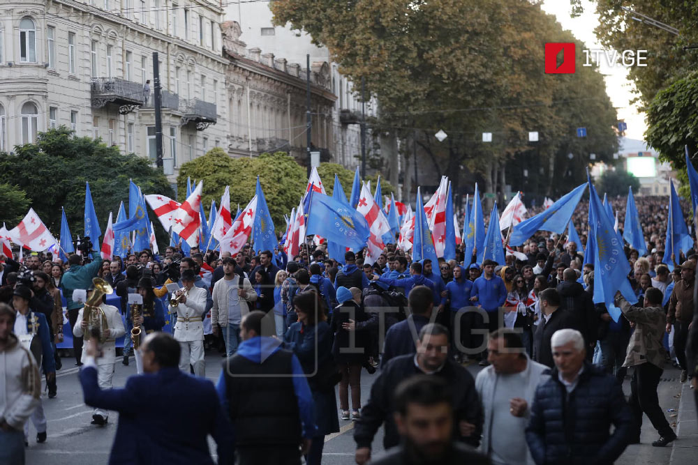 „ქართული ოცნების“ ლიდერები და მხარდამჭერები თავისუფლების მოედნისკენ მსვლელობით მიემართებიან [ფოტო]