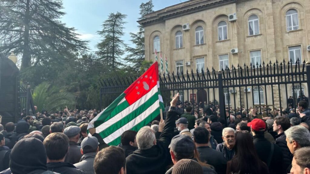 ოკუპირებულ აფხაზეთში საინვესტიციო ე.წ. შეთანხმების პროექტის კენჭისყრა გადაიდო, ე.წ. პარლამენტის შენობის ეზოში აქციის მონაწილეები შეიჭრნენ [ვიდეო]