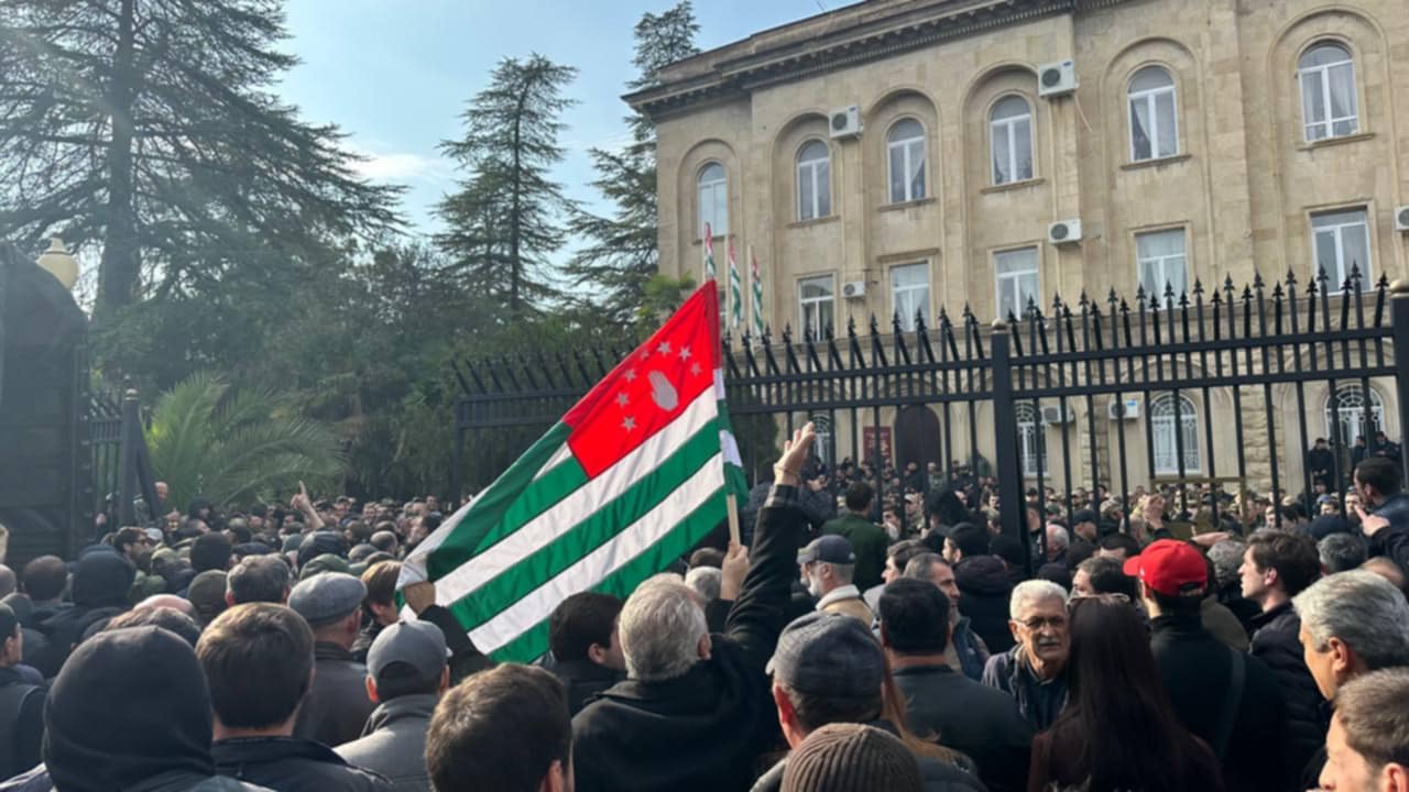 ოკუპირებულ აფხაზეთში საინვესტიციო ე.წ. შეთანხმების პროექტის კენჭისყრა გადაიდო, ე.წ. პარლამენტის შენობის ეზოში აქციის მონაწილეები შეიჭრნენ [ვიდეო]
