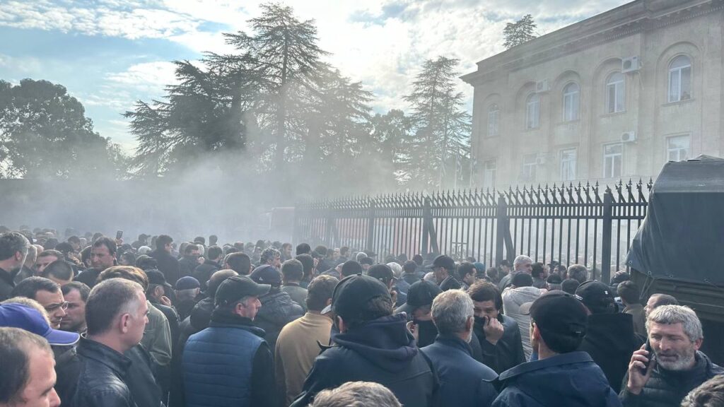 ოკუპირებულ აფხაზეთში, ე.წ. პარლამენტთან აქციის მონაწილეების წინააღმდეგ ცრემლსადენი გაზი გამოიყენეს [ვიდეო]