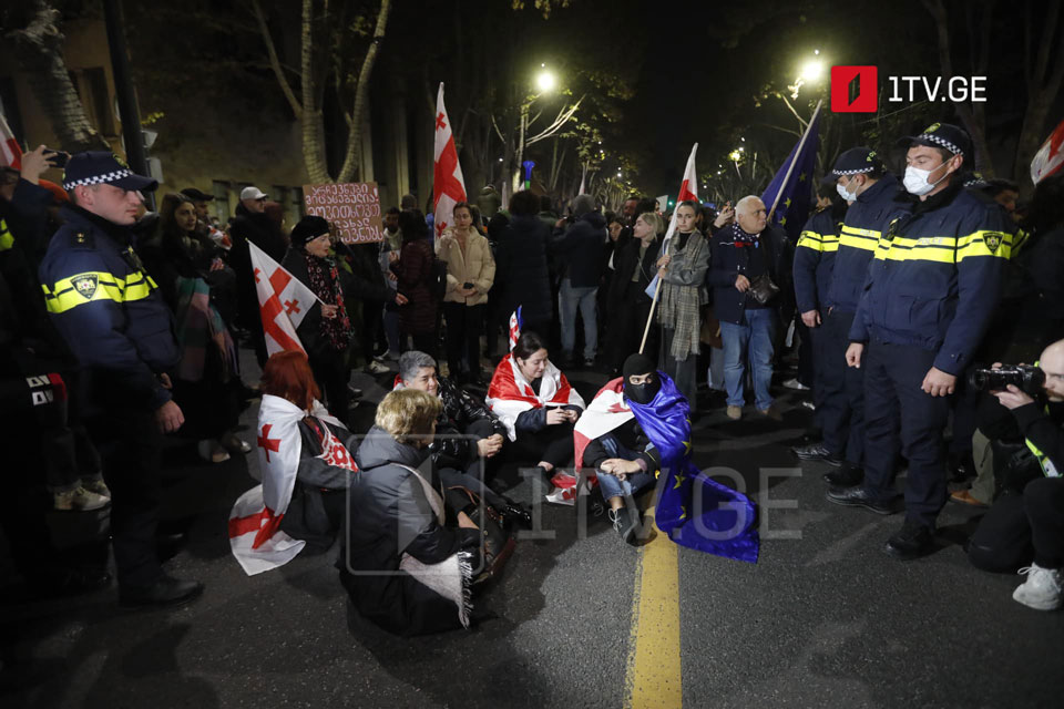 ოპოზიციური პარტიების აქტივისტები მანქანებს გადაადგილების საშუალებას არ აძლევდნენ, რასაც დაპირისპირება მოჰყვა [ვიდეო]