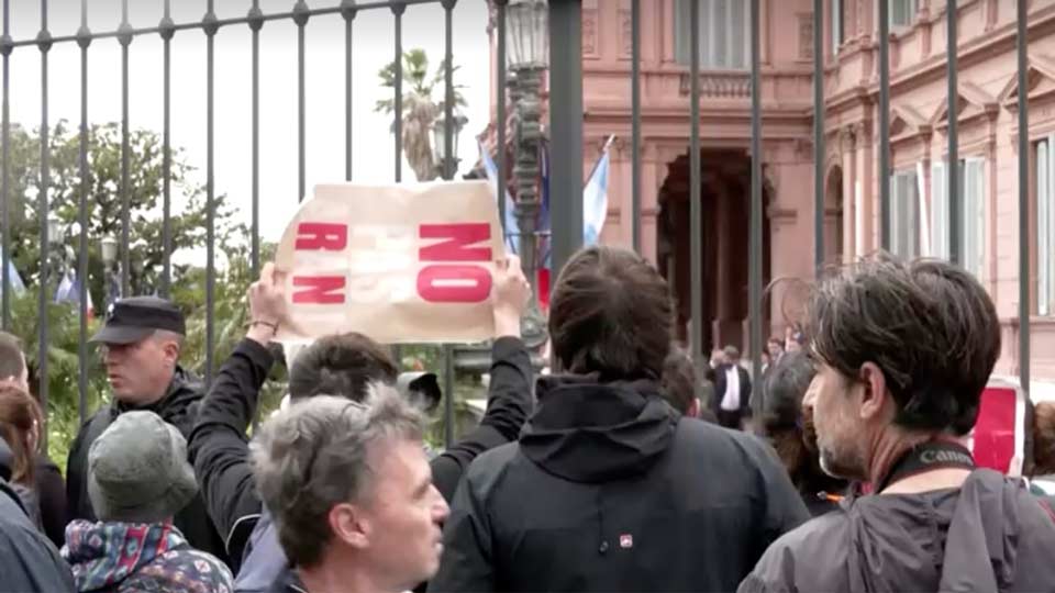 არგენტინაში მცხოვრებმა ფრანგებმა არგენტინის პრეზიდენტისა და ემანუელ მაკრონის შეხვედრის პარალელურად, არგენტინის პრეზიდენტის რეზიდენციის წინ აქცია გამართეს