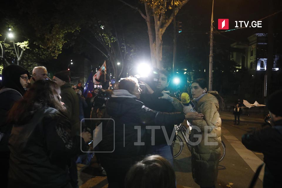 საპროტესტო აქციის მონაწილეები „იმედის“ გადამღებ ჯგუფს მუშაობის საშუალებას არ აძლევენ - „გისურვებთ 7 ნოემბერს“ [ვიდეო]