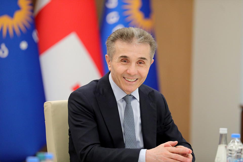 ბიძინა ივანიშვილი - გილოცავთ დამდეგ შობა-ახალ წელს! გისურვებთ, გწამდეთ უკეთესი ხვალინდელი დღის, ვინაიდან ჩვენი და ჩვენი შვილების, ძლიერი და წარმატებული საქართველოს მომავალს ერთად ვაშენებთ!