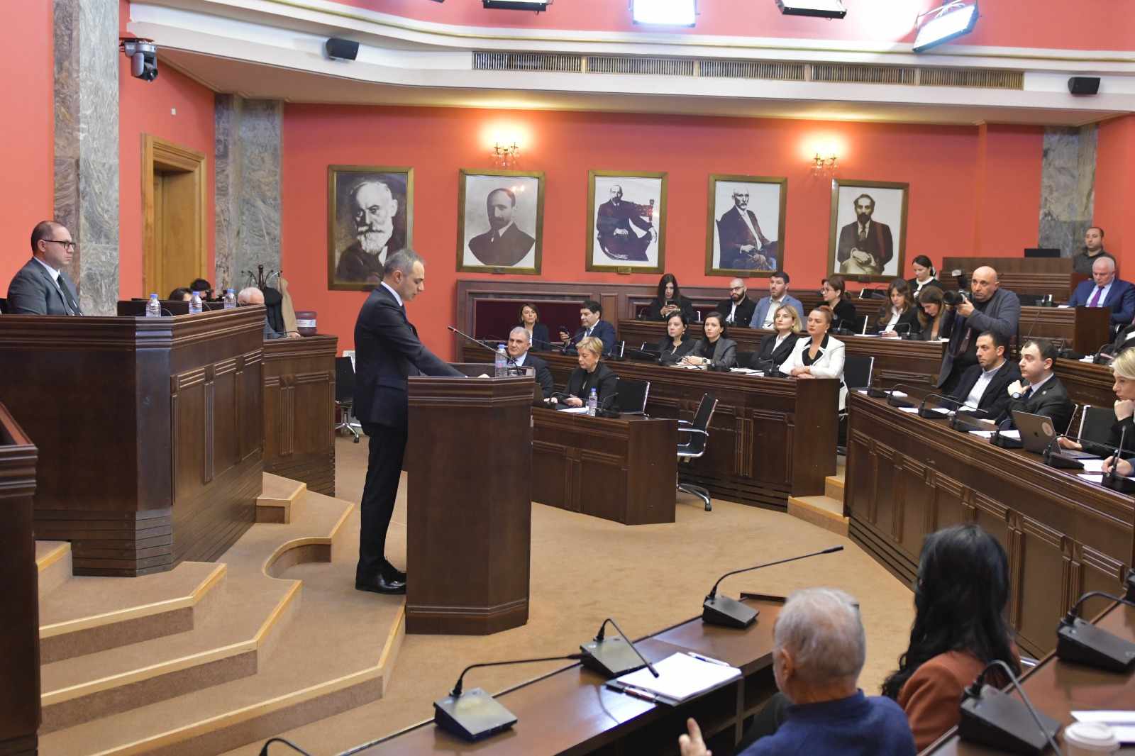 პარლამენტის ხუთმა კომიტეტმა მინისტრობის კანდიდატებს, ლევან დავითაშვილს, დავით სონღულაშვილს, ირაკლი ქარსელაძეს და ლაშა ხუციშვილს მოუსმინა