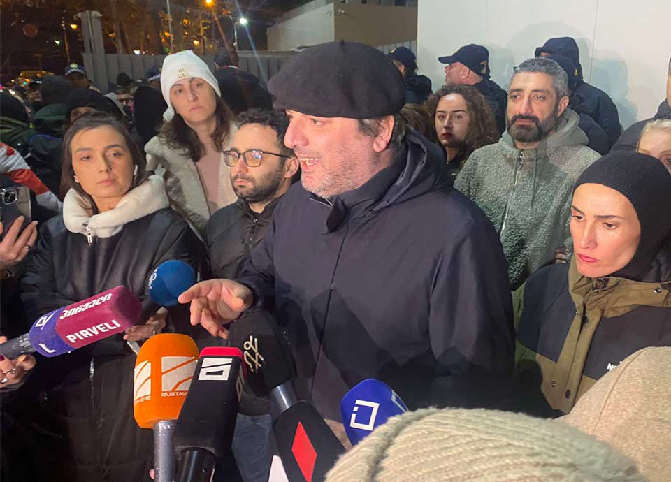 რატი ამაღლობელმა არასამთავრობო ორგანიზაციების სახელით განცხადება გააკეთა - მალე საზოგადოებიდან, სამოქალაქო სექტორიდან შეიკრიბება ბევრი ადამიანი და დასახავს ეროვნული დაუმორჩილებლობის მიზანს