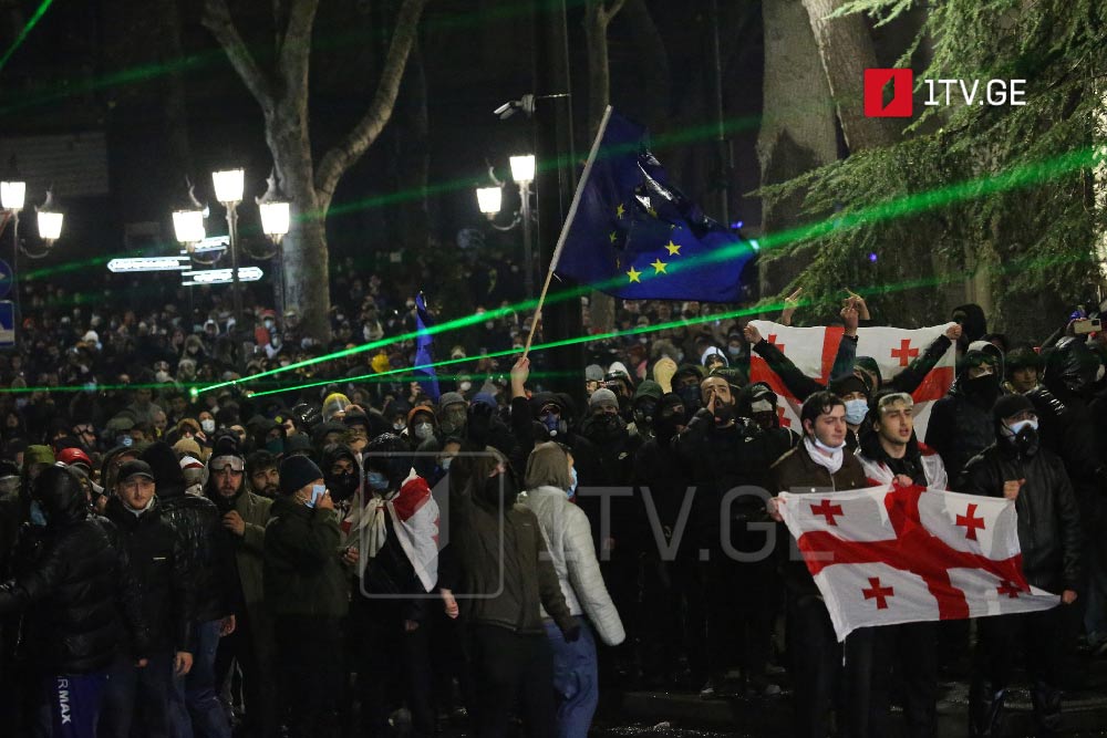 სამართალდამცველები ხმოვანი სიგნალით აქციის მონაწილეებს აფრთხილებენ, უკან დაიხიონ და არ მიმართონ ძალადობრივ ქმედებებს