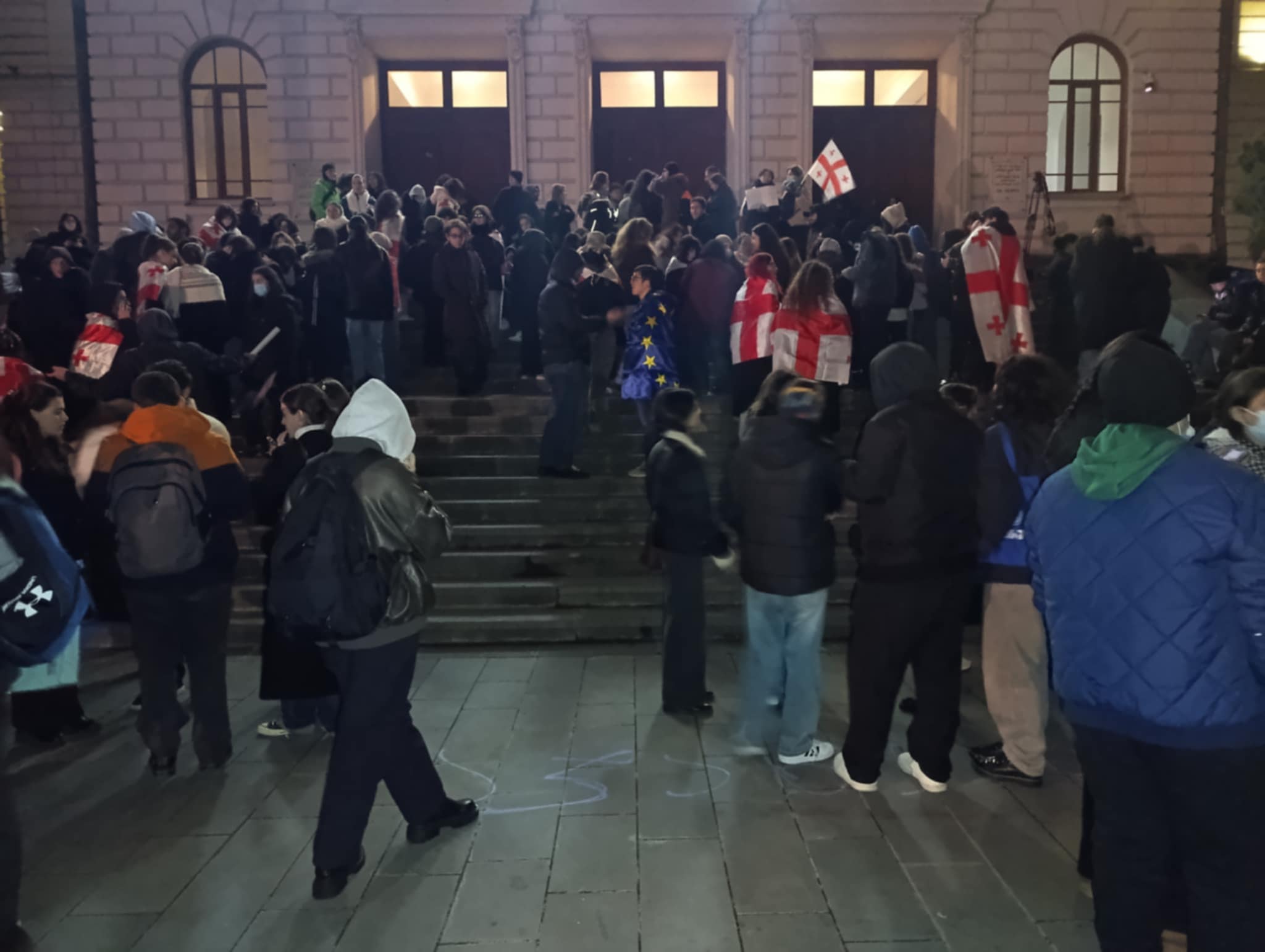 თსუ-ს რექტორი ჯაბა სამუშია სტუდენტებს ხვდება