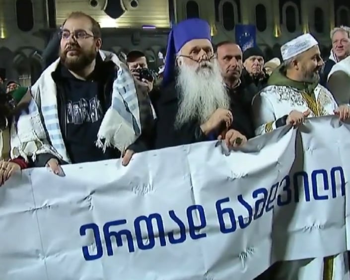 ბაპტისტური ეკლესიის ეპისკოპოსი - მეგობრებო, ყველანი შეიძლება განსხვავებულ მხარეს ვდგავართ, მაგრამ მშვიდობას, შერიგებას, არ შეიძლება ჰქონდეს ალტერნატივა, ერთი პატარა ქვეყნის შვილები ვართ