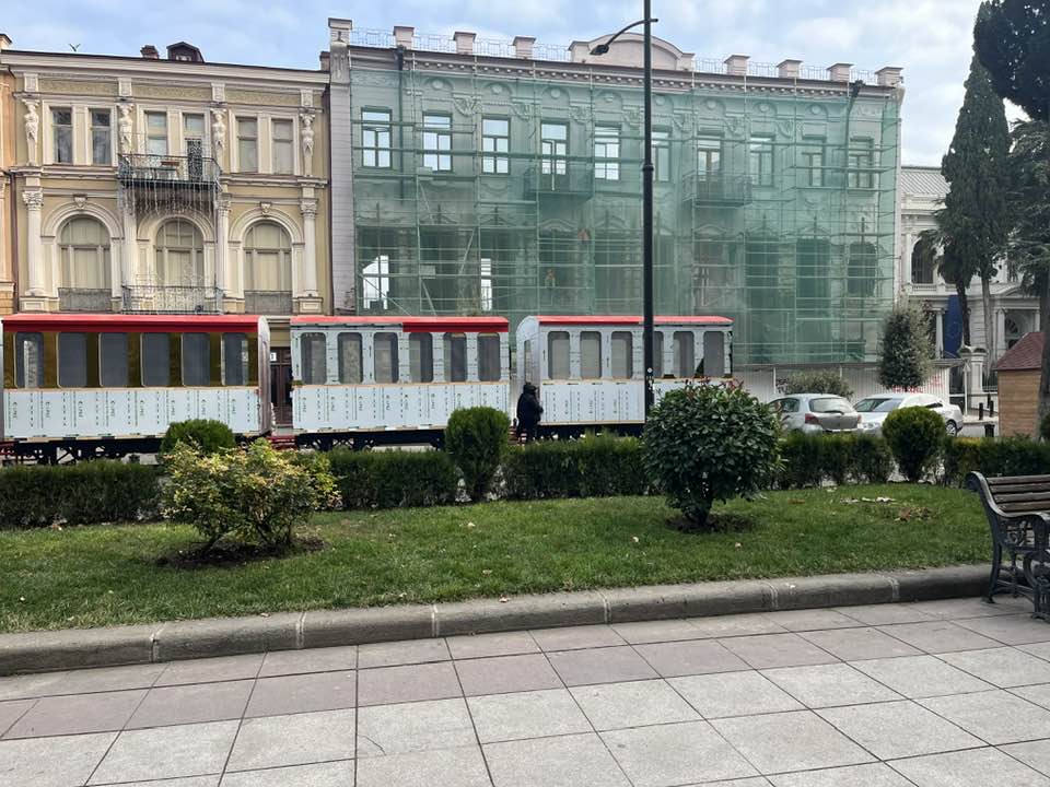 სალომე ზურაბიშვილი - ორბელიანების სასახლის წინ მატარებელი დამიყენეს, აბა, ვნახოთ, ვინ წავა