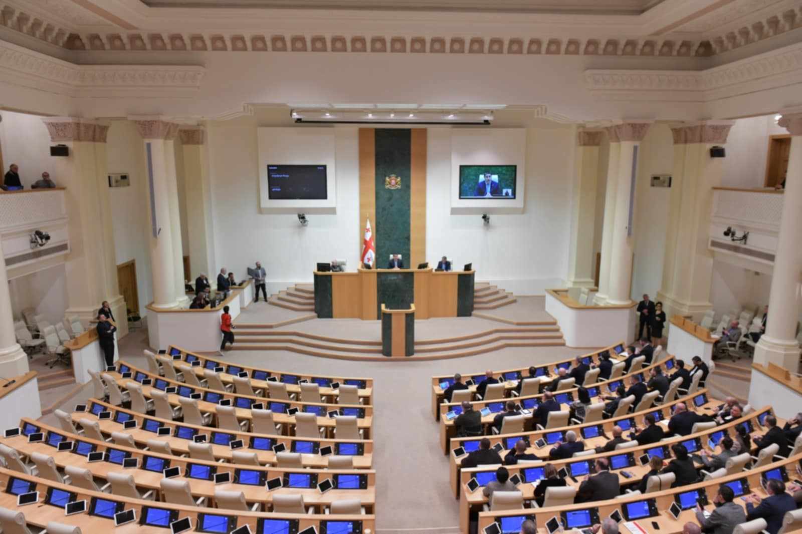 სოზარ სუბარი პარლამენტის თავმჯდომარის მოადგილედ აირჩიეს, გია ვოლსკი კი ტერიტორიული მთლიანობის აღდგენისა და დეოკუპაციის დროებით კომისიას უხელმძღვანელებს