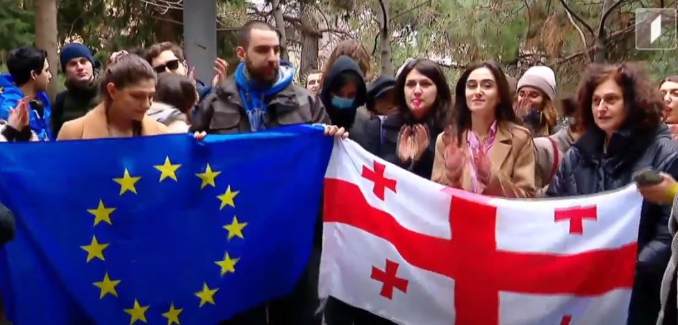 სტუდენტებმა და ლექტორების ნაწილმა საპროტესტო აქცია გამართეს