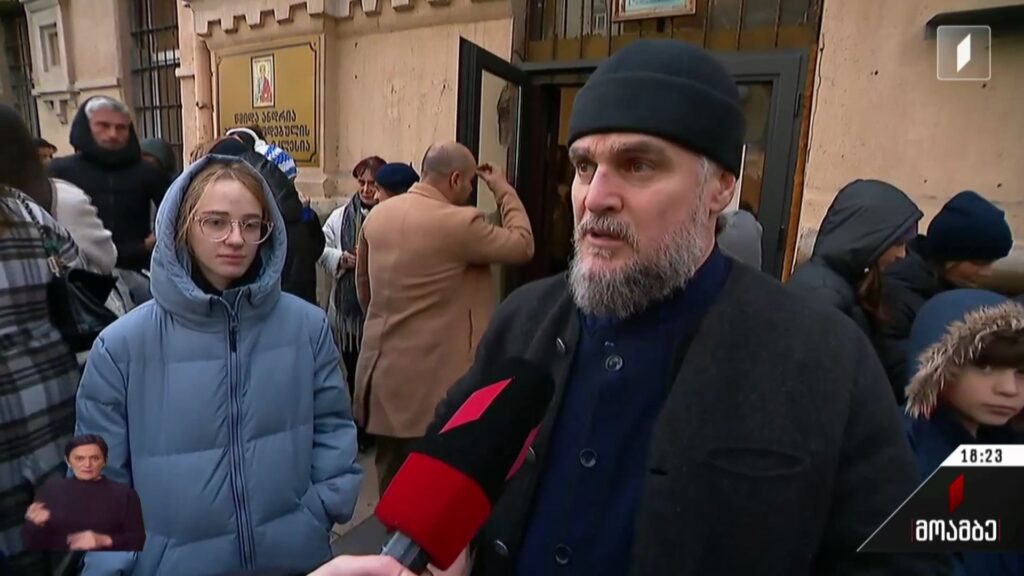 ვაკის სამების ტაძართან მრევლი შეიკრიბა