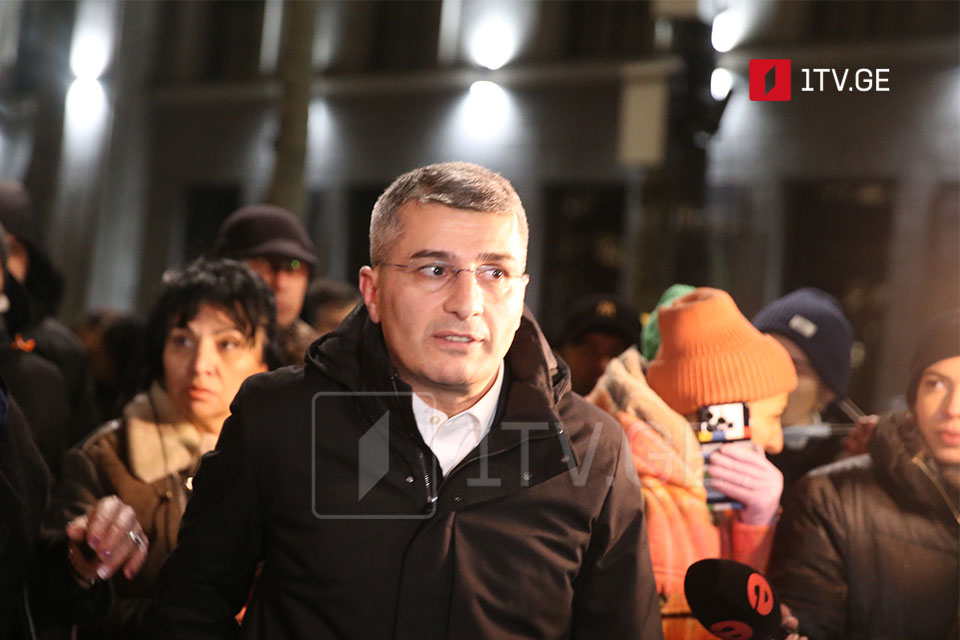 მამუკა მდინარაძე რუსთაველის გამზირზე მივიდა და იმ მოქალაქეებს შეხვდა, რომლებიც ნაძვის ხის ანთების ღონისძიებაზე დასწრებას გეგმავდნენ