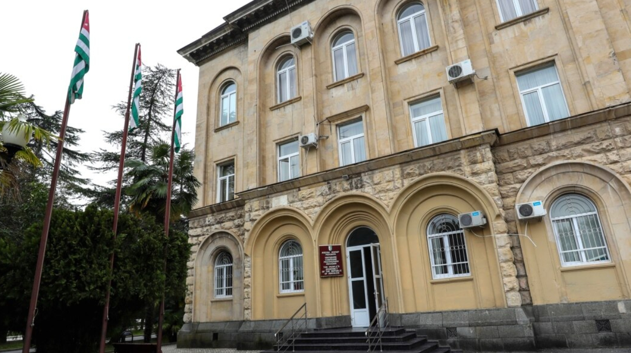 მედიის ცნობით, ოკუპირებულ აფხაზეთში, ე.წ. პარლამენტის შენობასთან სროლის შედეგად ორი ადამიანი დაიჭრა