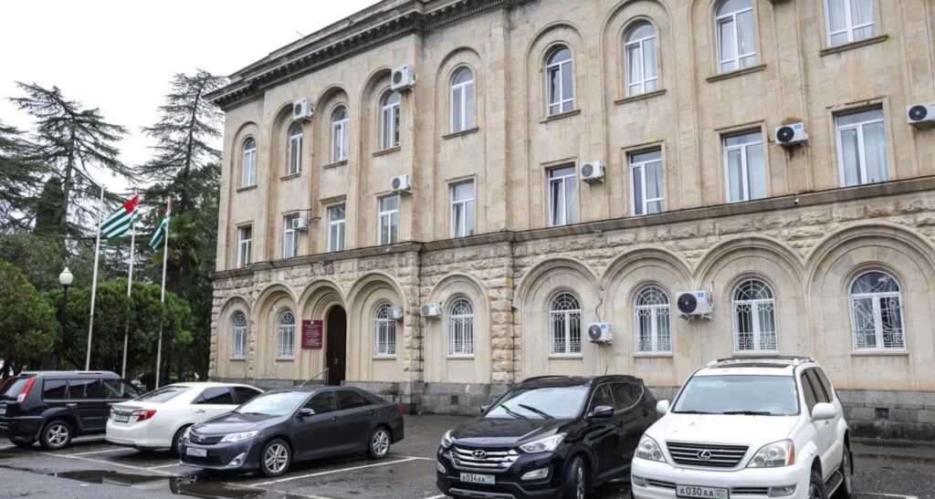 ოკუპირებულ აფხაზეთში, ე.წ. პარლამენტში სროლის შედეგად ერთ-ერთი ე.წ. დეპუტატი დაიღუპა