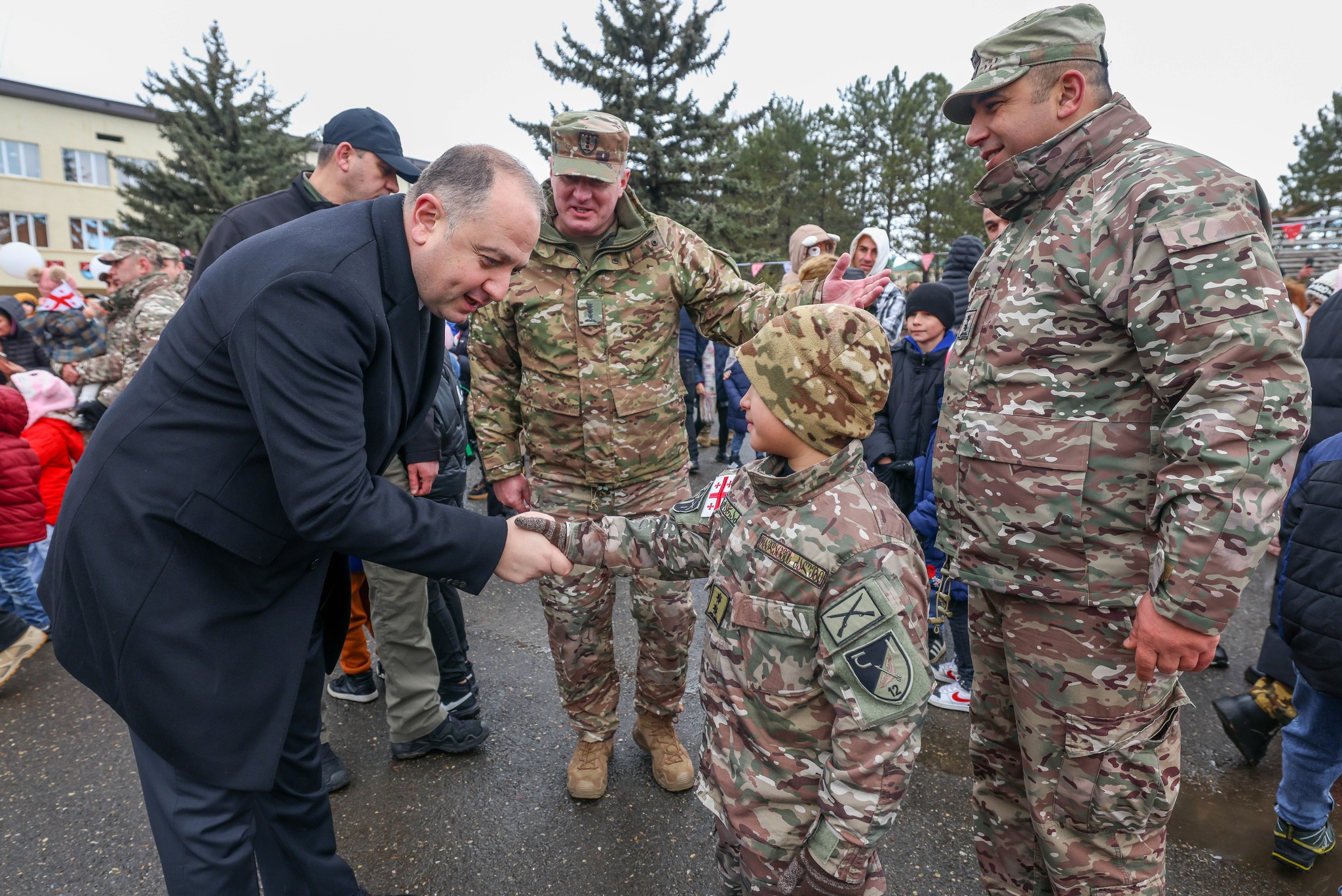 ირაკლი ჩიქოვანი თავდაცვის ძალების პირველ ქვეით ბრიგადას იუბილეს ულოცავს