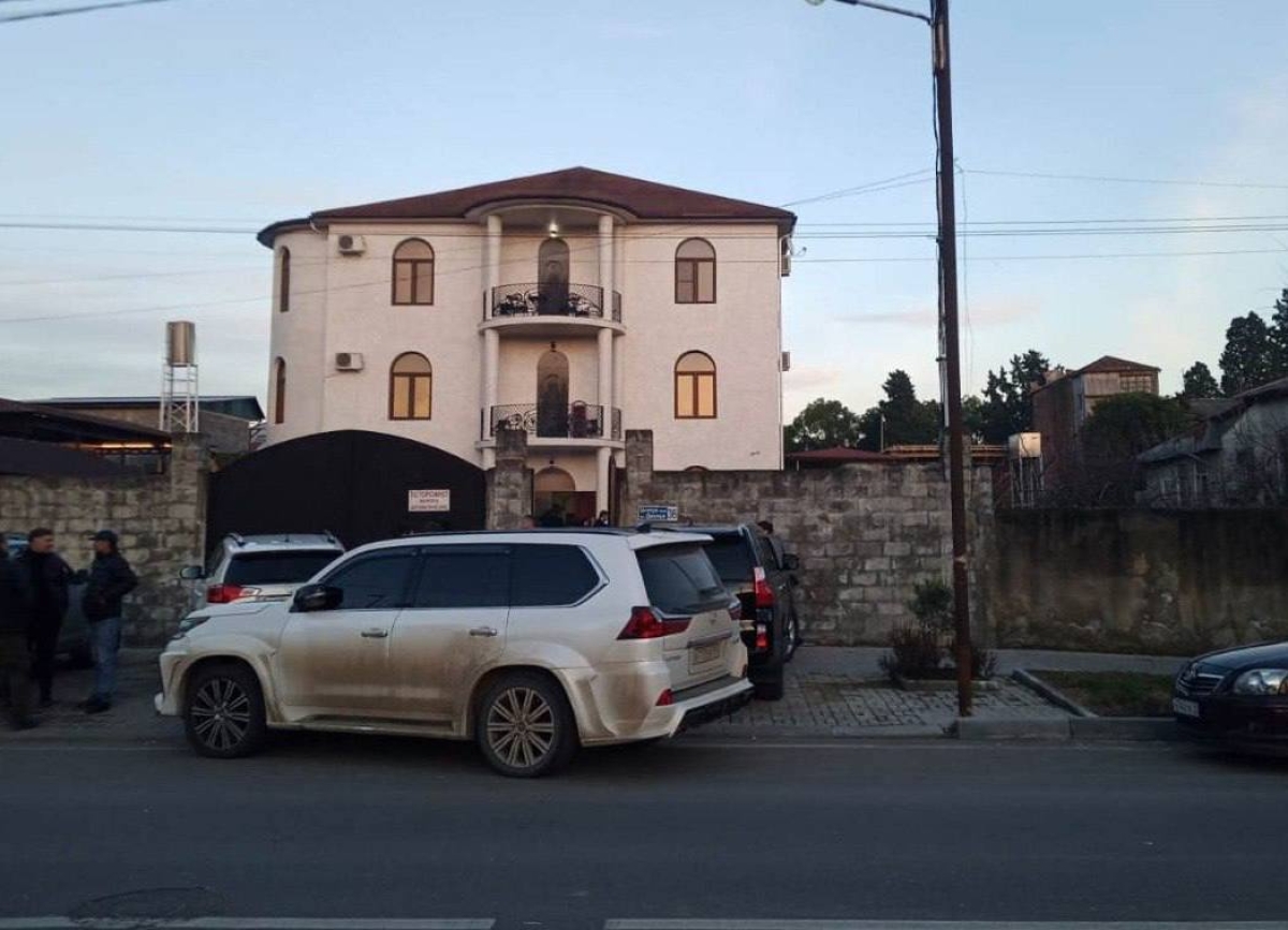 ოკუპირებულ აფხაზეთში დაუდგენელმა პირებმა ე.წ. დეპუტატის, ადგურ ხარაზიას სახლს ცეცხლი გაუხსნეს